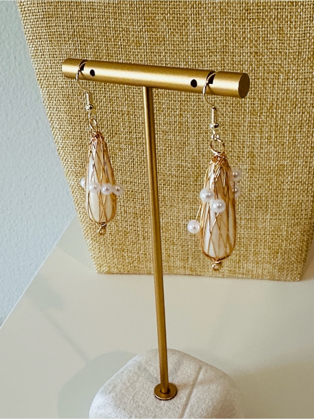 Fashion Jewelry Gold Teardrop Wire Earrings with White Pearls